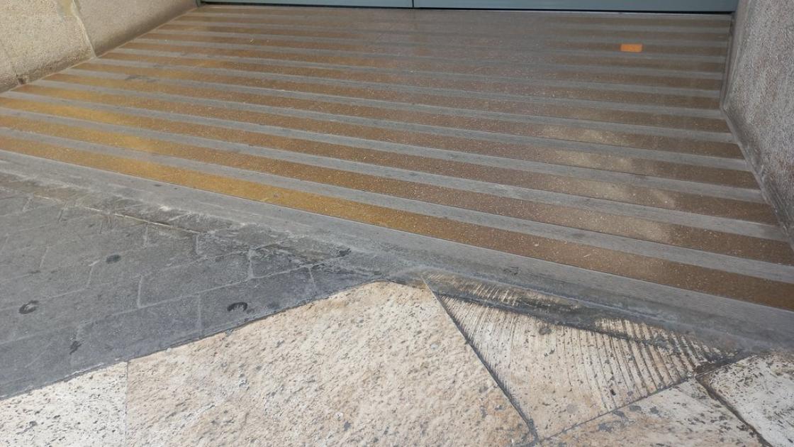 Acceso llano y libre de obstáculos.
