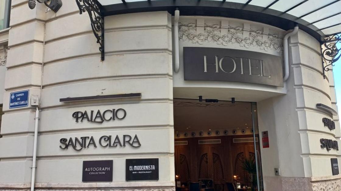 Establecimiento reconocible desde el exterior con rótulo en fachada.