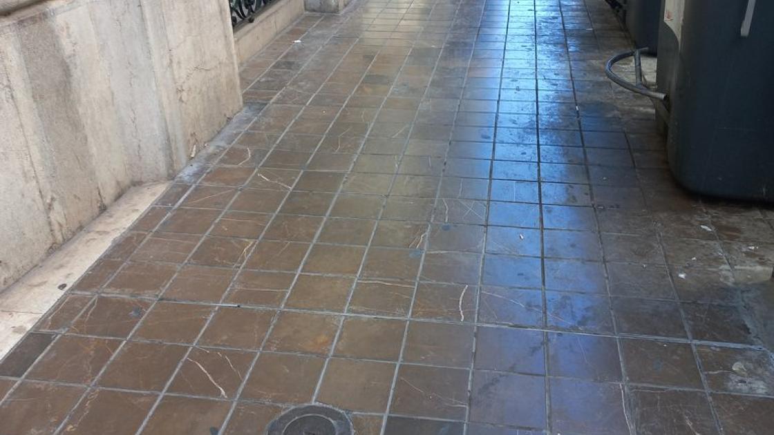 Recorrido exterior de aproximación, amplio y libre de obstáculos.