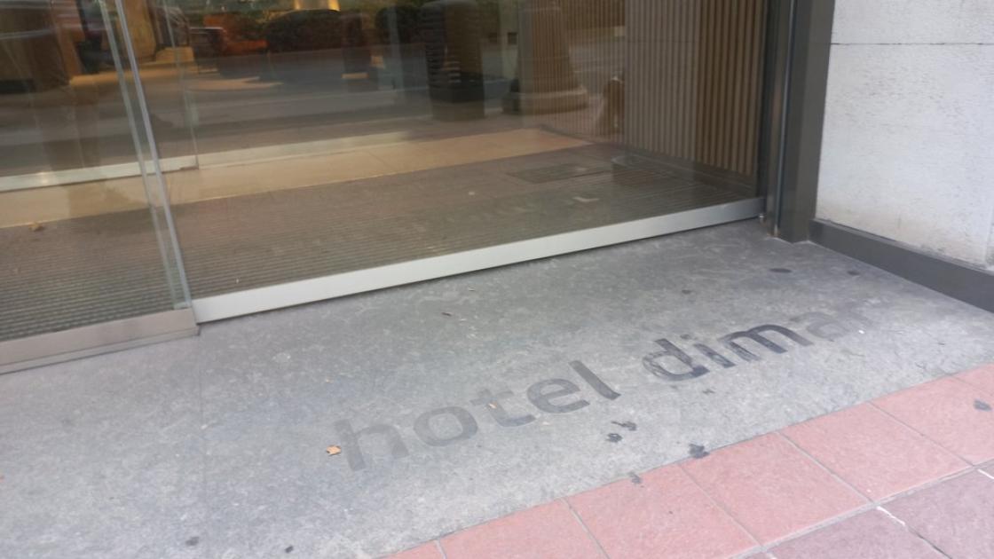 Accés principal pla i sense obstacles.