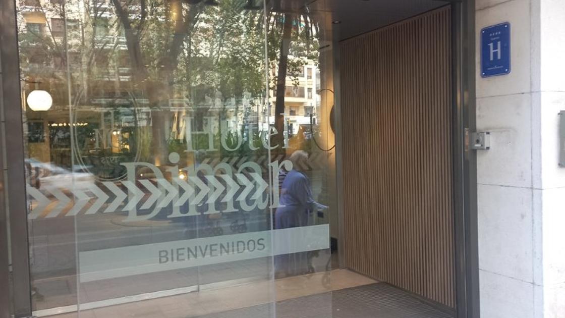 Establiment identificat mitjançant rètol a la façana.