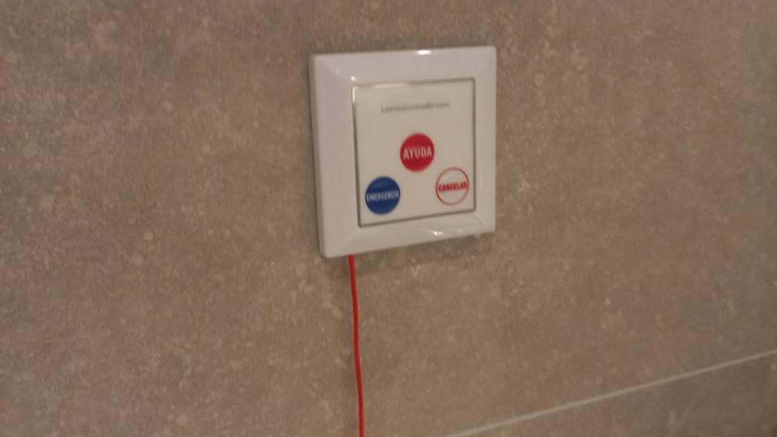 Sistema d'avís de trucada d'emergències per caigudes en mòduls de bany adaptat.
