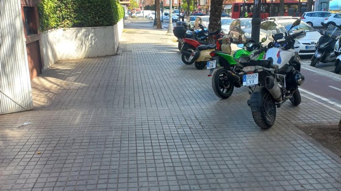 Recorrido de aproximación amplio y libre de obstáculos.