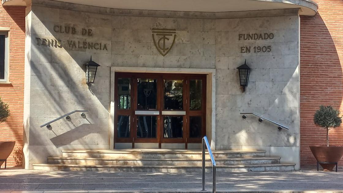 Establecimiento reconocible mediante rótulo en fachada.