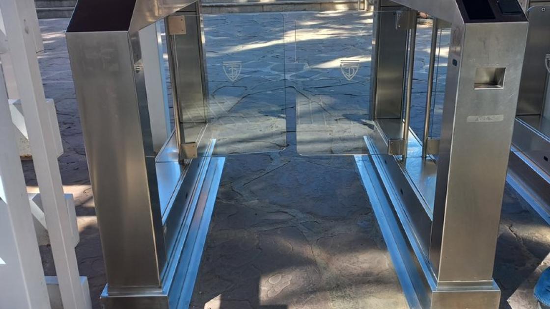Acceso a zona de actividades a través de torno amplio.