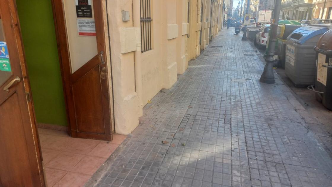 Wide and obstacle-free approach path.