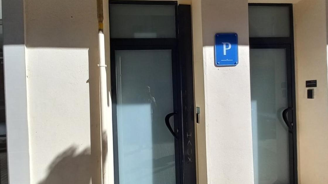 Establishment recognizable from the outside with service-identifying sign on the facade.
