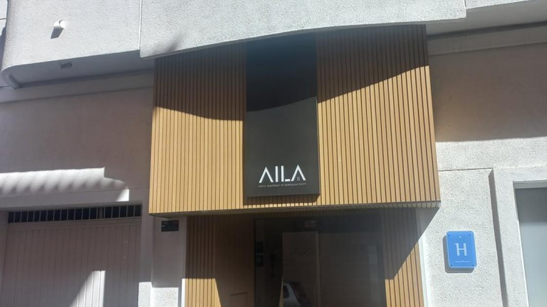 Establecimiento reconocible desde el exterior, con rótulo en fachada.