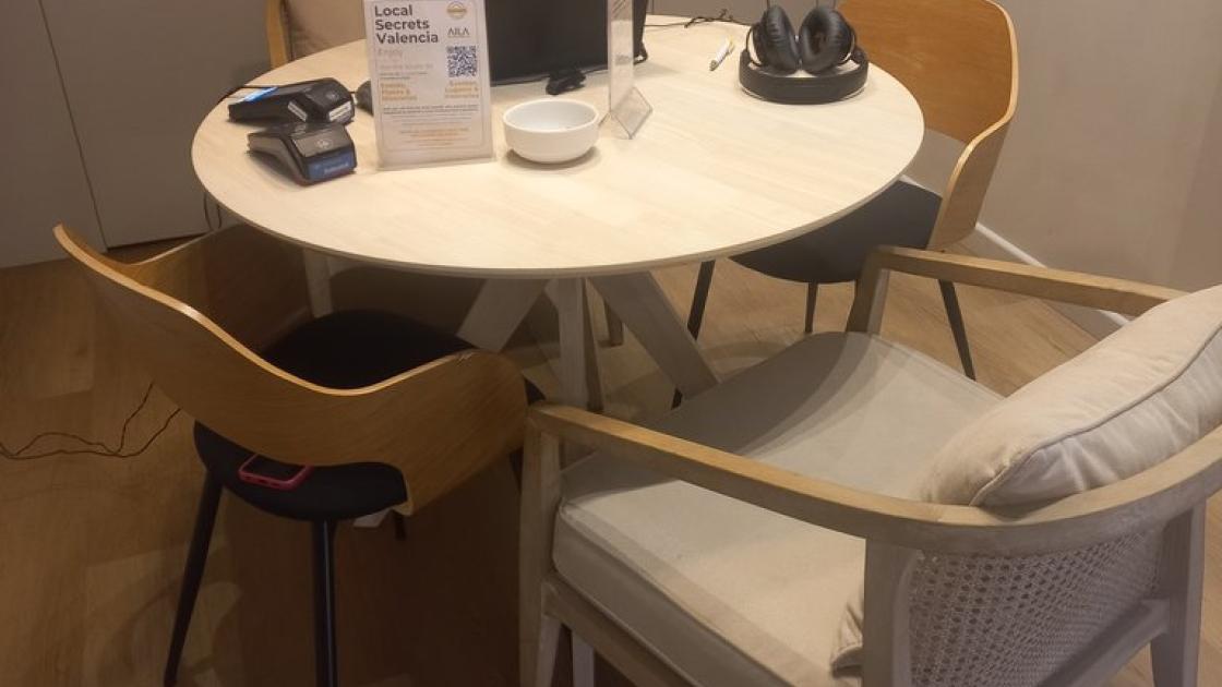 Área de descanso en zonas comunes con equipamiento ergonómico.