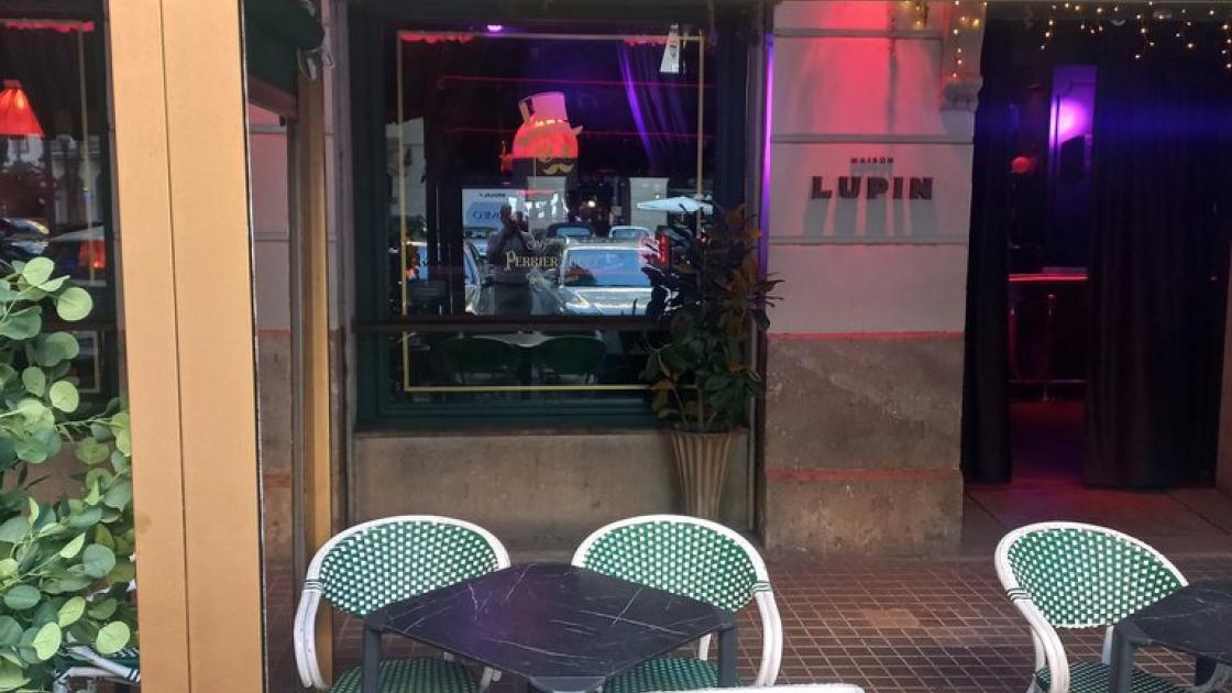 Establecimiento identificado en el exterior mediante rótulo en fachada.