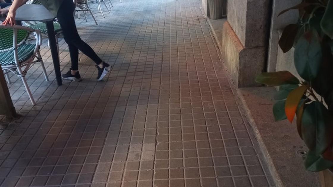 Recorrido de aproximación amplio y libre de obstáculos.