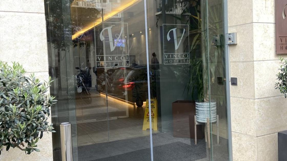 Puertas automáticas de acceso al establecimiento.