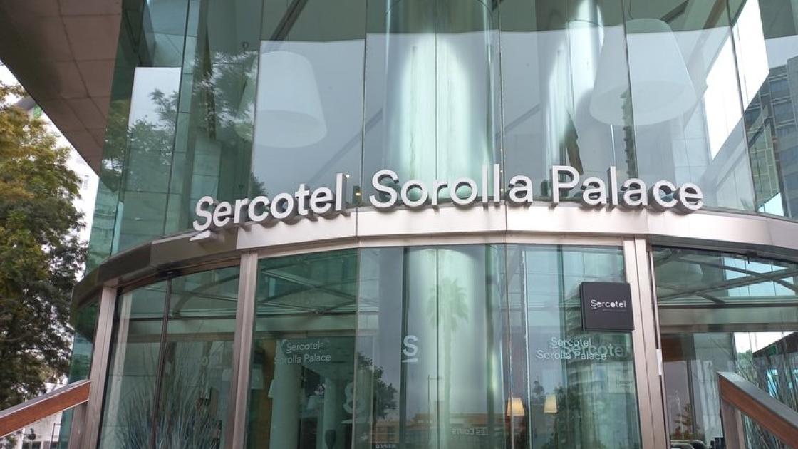Establecimiento reconocible desde el exterior con rótulo en fachada.