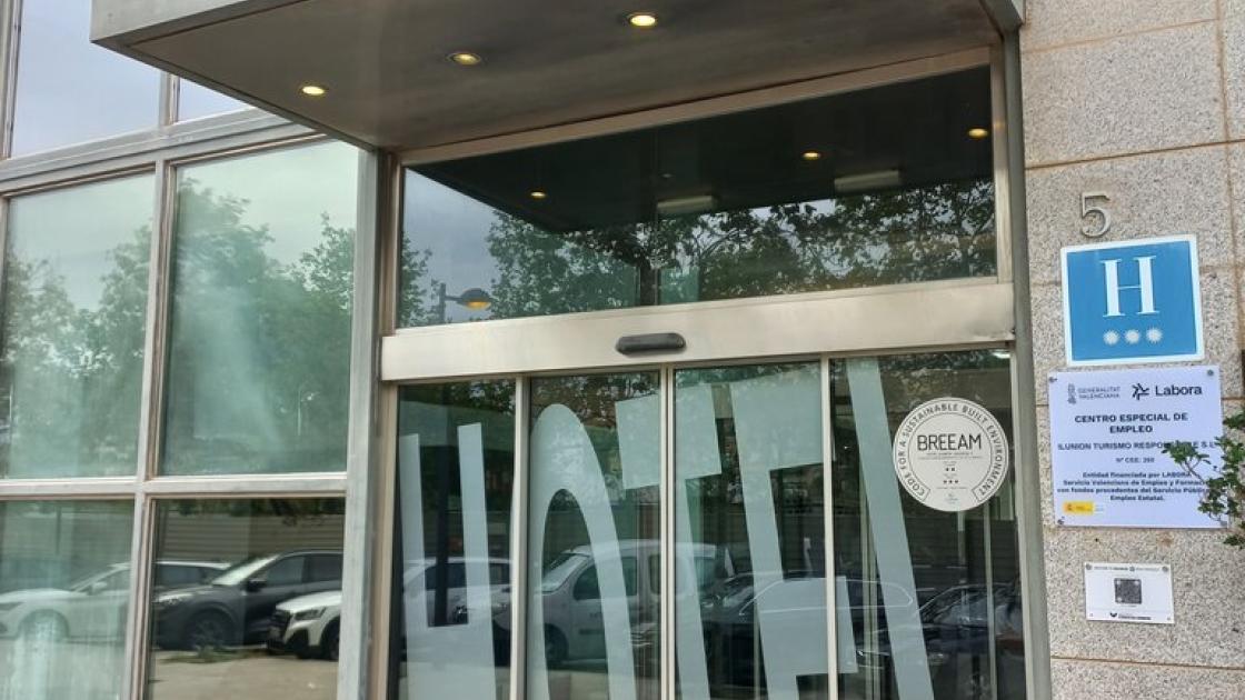 Establiment reconeixible des de l'exterior amb rètol a la façana.