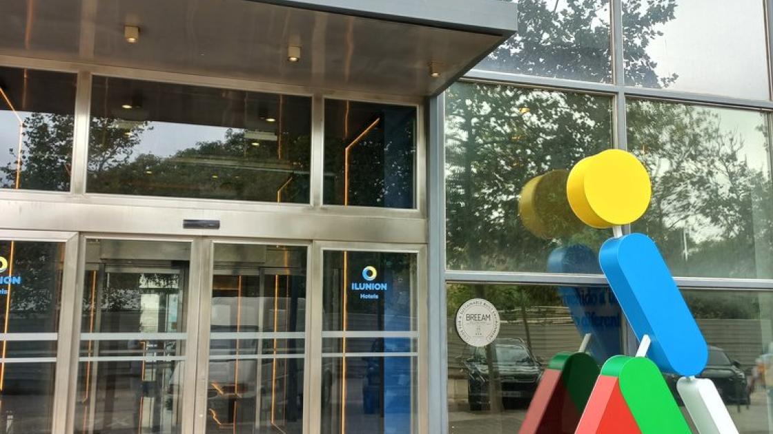 Establecimiento reconocible desde el exterior con rótulo en fachada.