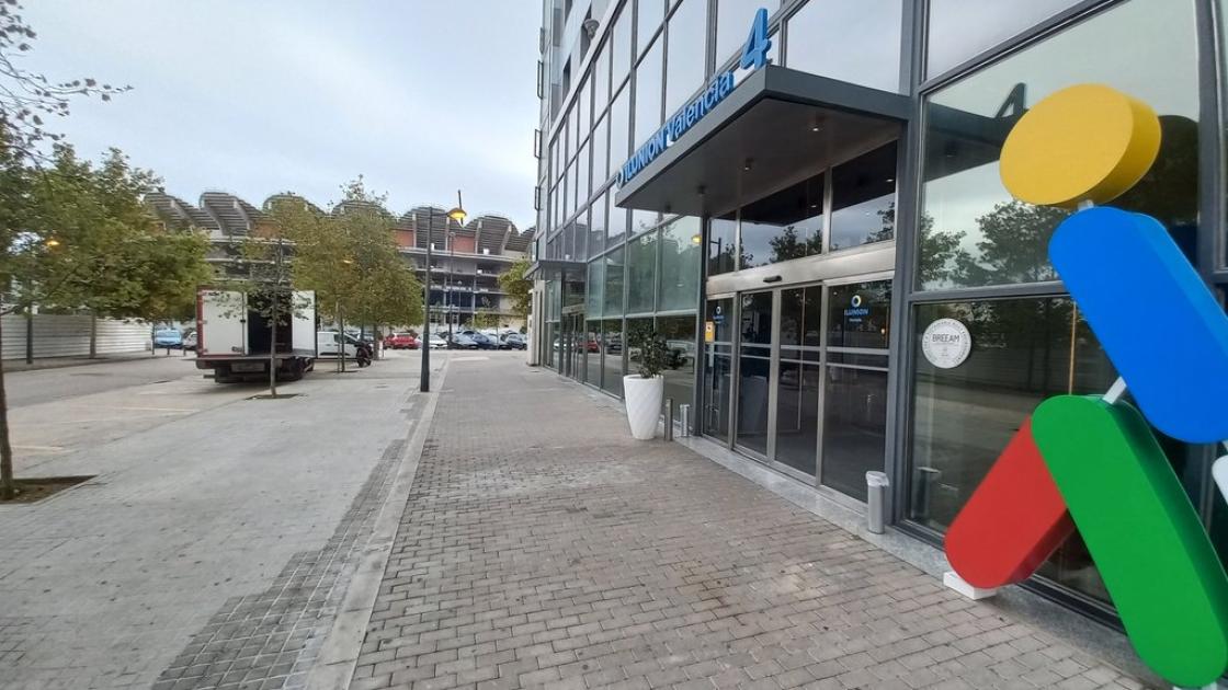 Recorrido de aproximación amplio y libre de obstáculos.