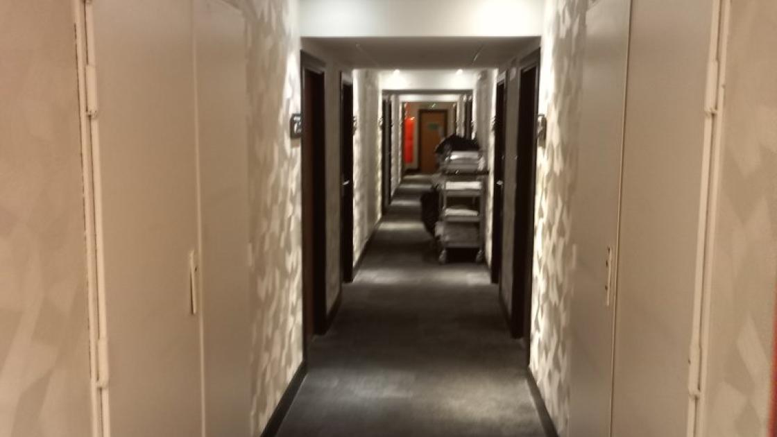 Iluminación homogénea con contraste entre suelo y parámetros verticales y puertas.