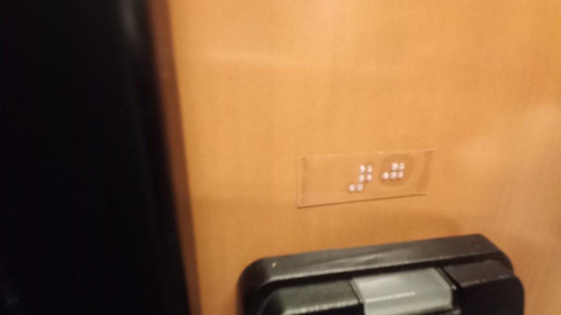 Identificación de puertas mediante sistema braille.