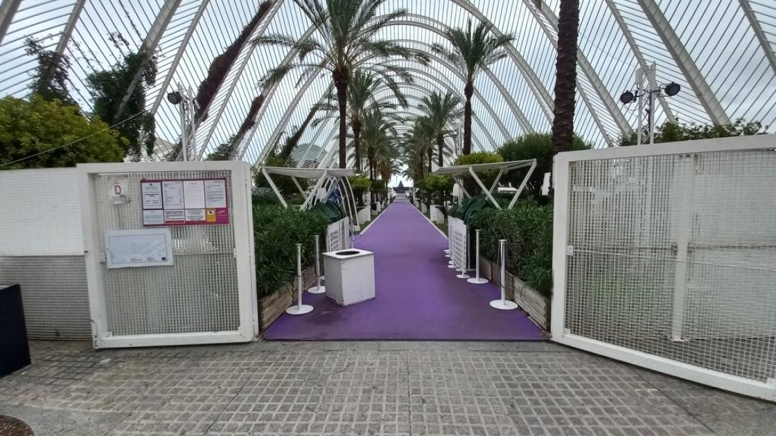 Acceso amplio libre de obstáculos y recorridos bien definidos.