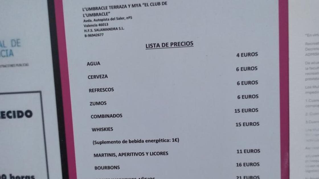 Información de interés en paneles con texto contrastado con el fondo y tamaño adecuado respecto a la distancia de lectura.