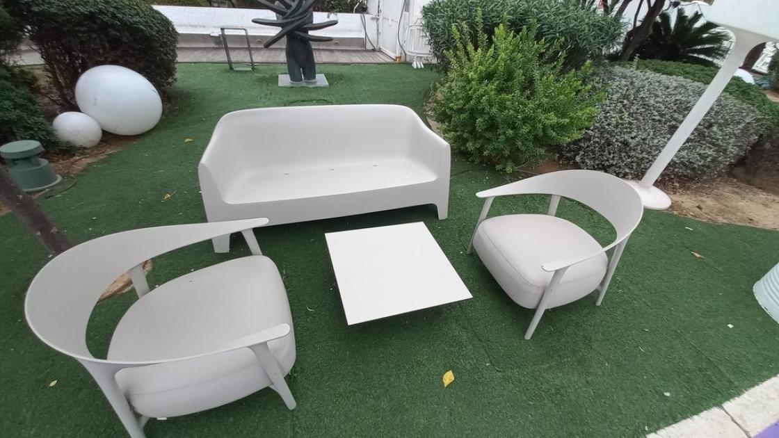 Zonas de descanso provistas de mobiliario ergonómico.
