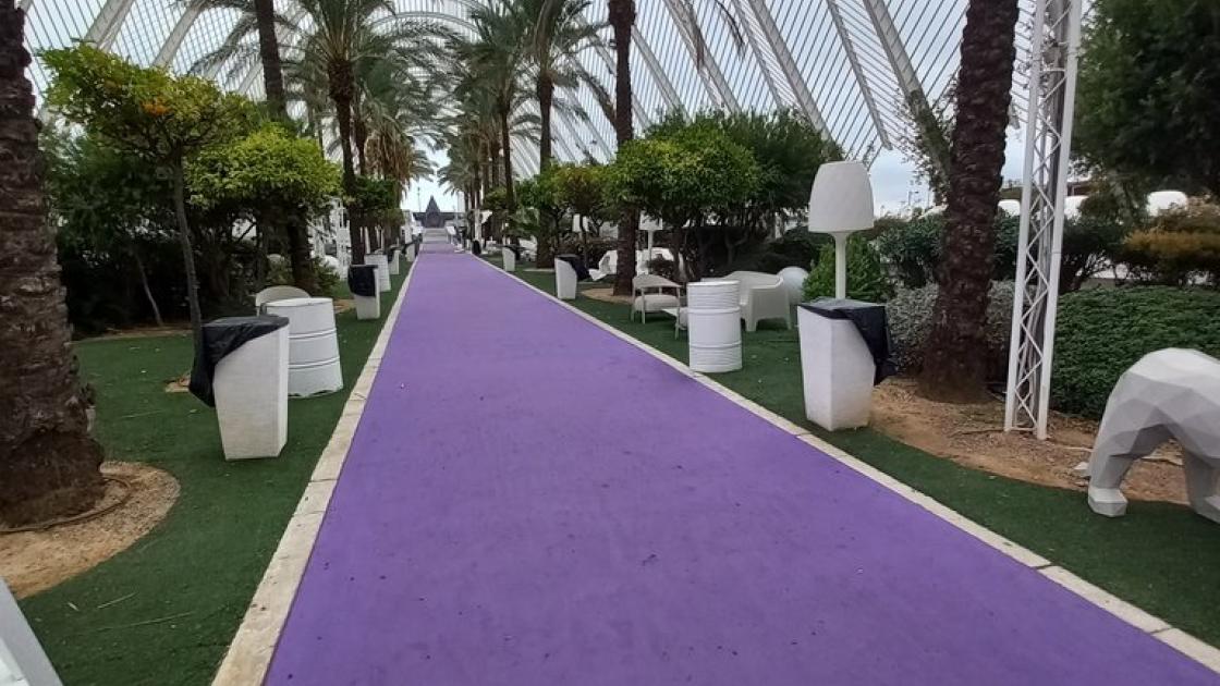 Recorrido interior bien definido, libre de obstáculos e identificado cromáticamente.