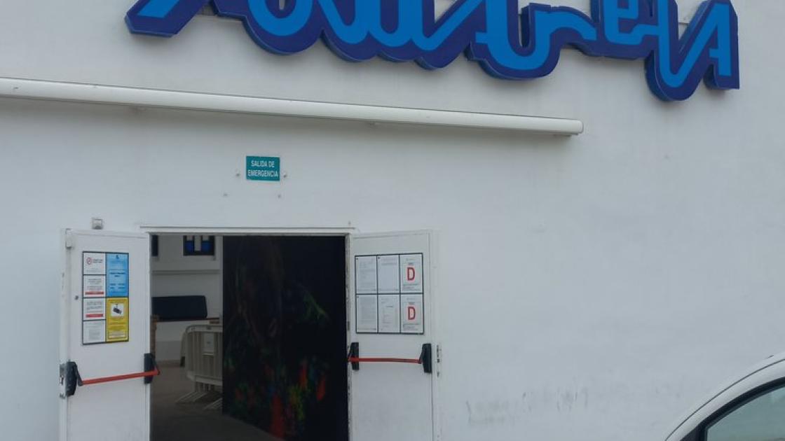 Establiment reconeixible des de l'exterior amb rètol a la façana.