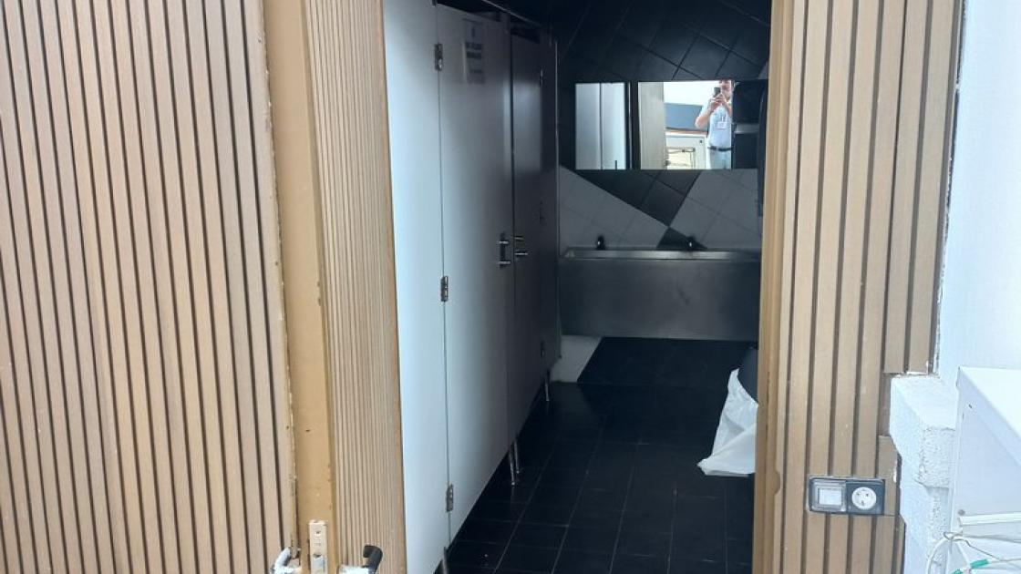 Disponibilitat de mòdul adaptat en zona de banys comuns.