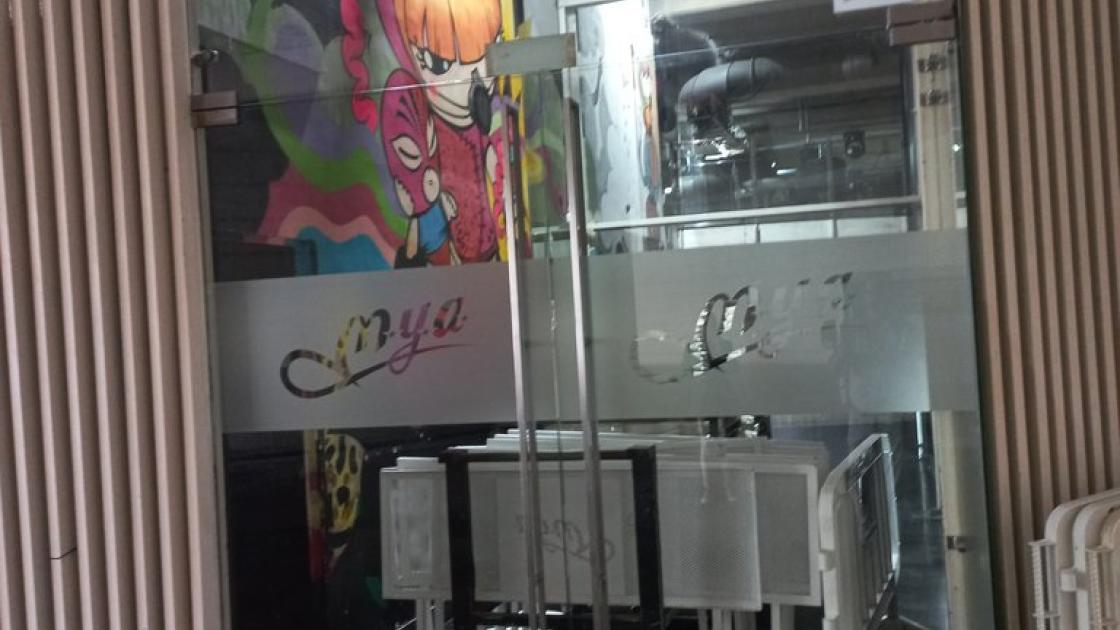 Vinil corporatiu per a identificació de vidres de porta d'accés a alçada adequada.