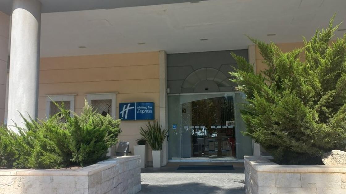 Establecimiento reconocible desde el exterior con rótulo en fachada.