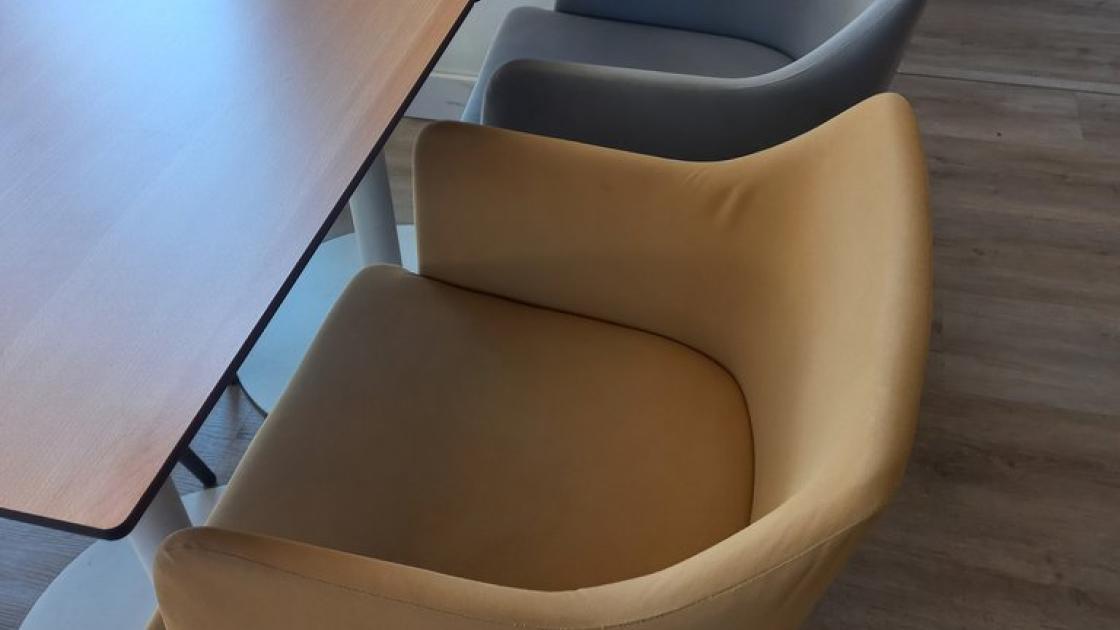 Áreas de descanso con equipamiento ergonómico.