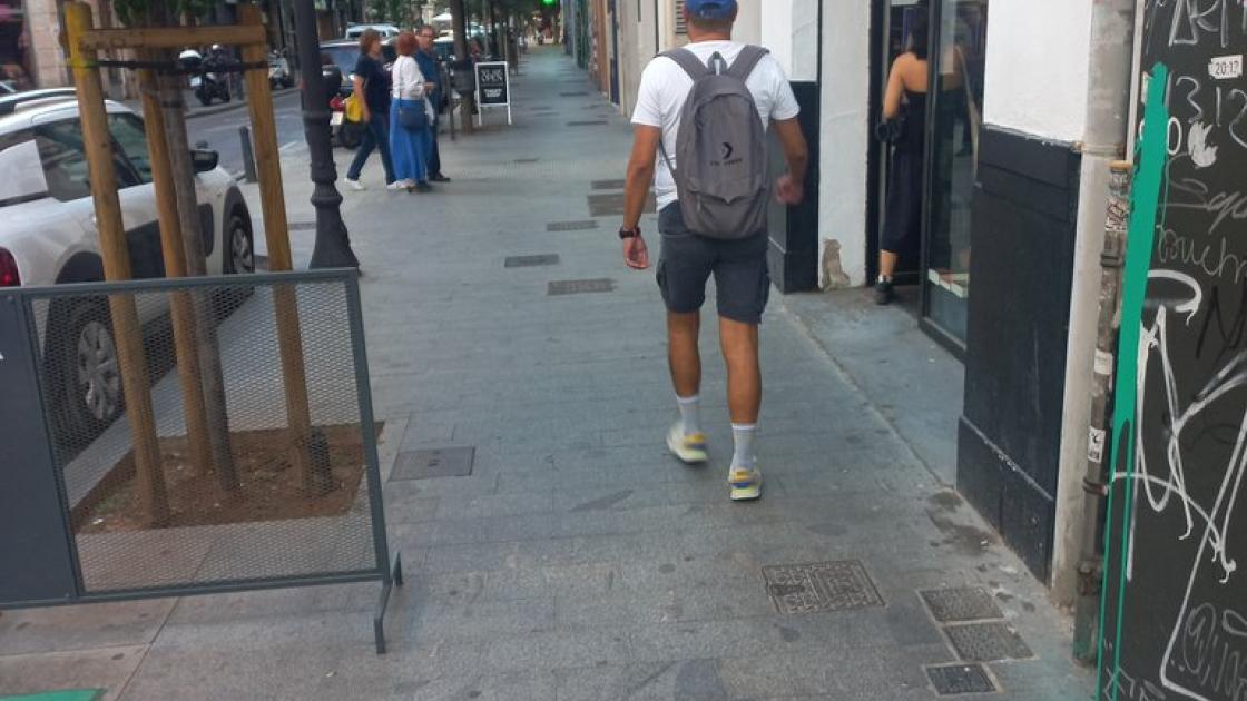 Recorrido de aproximación amplio y libre de obstáculos en línea de fachada.