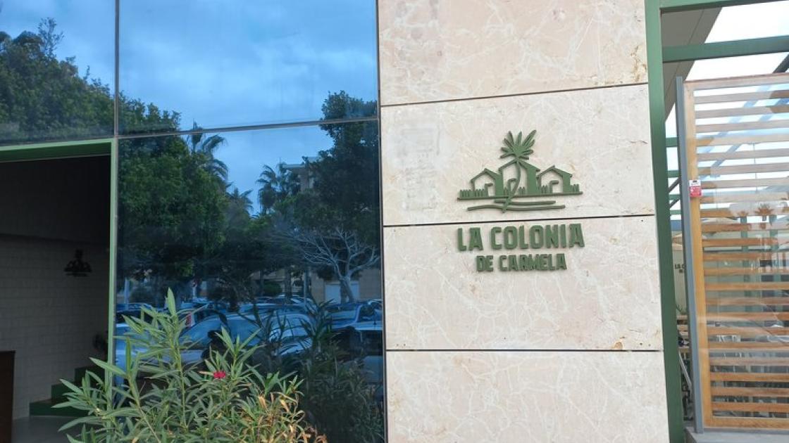 Establiment reconeixible des de l'exterior amb rètol a la façana.