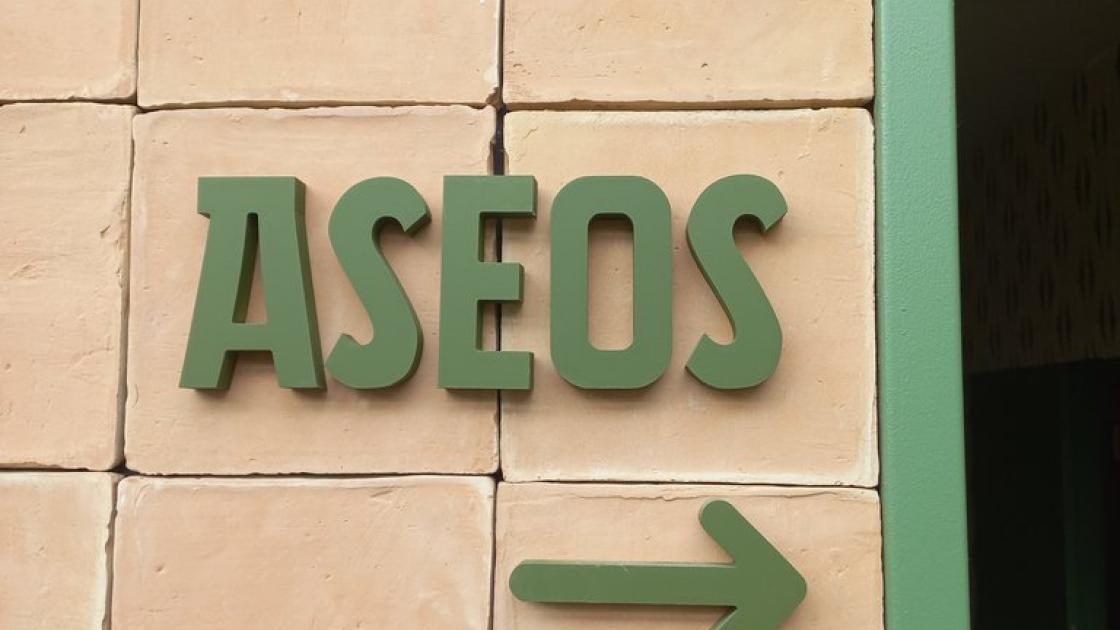 Retolació a través de text i indicadors direccionals.