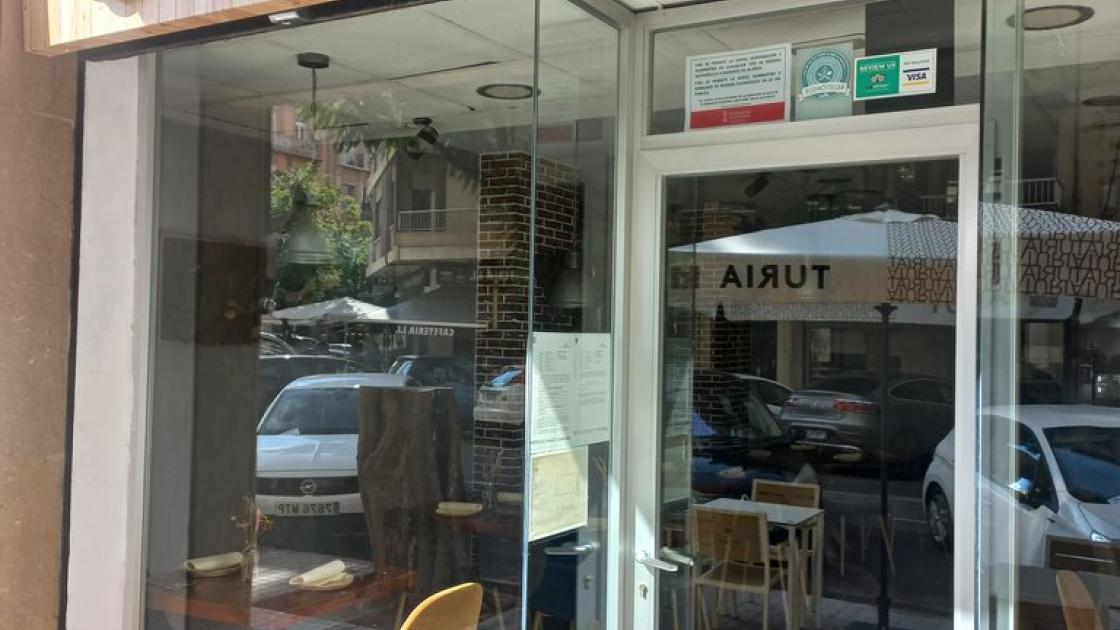Establecimiento reconocible desde el exterior con rótulo en fachada.
