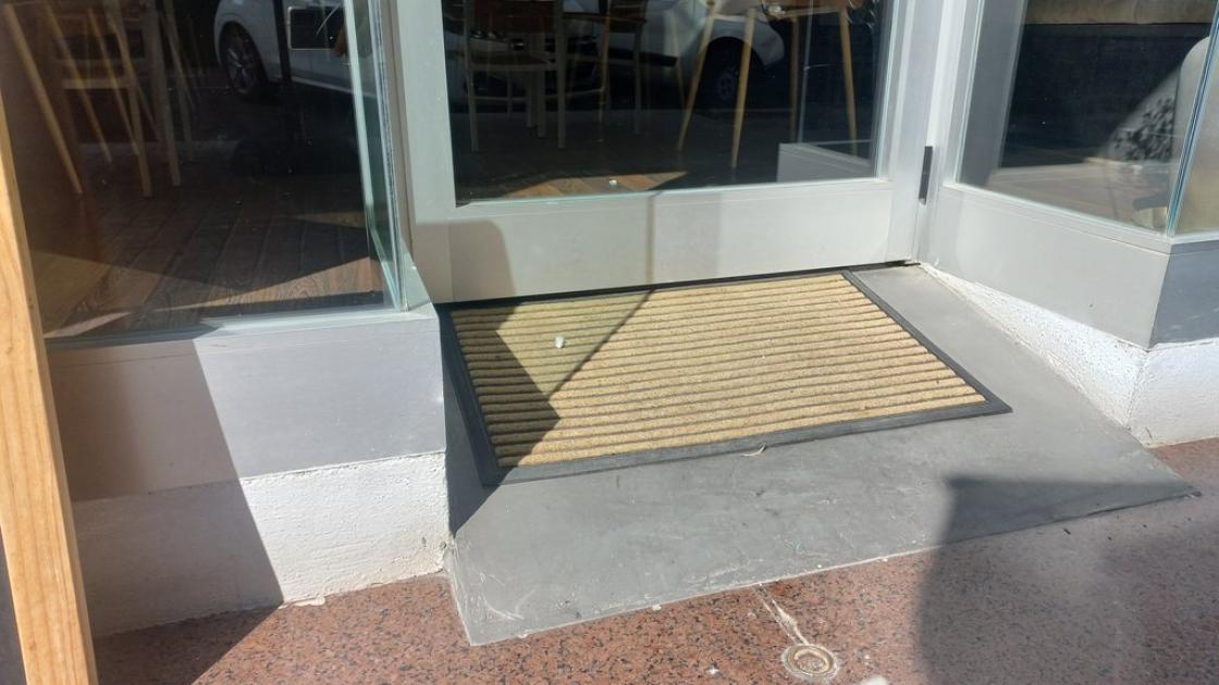 Acceso mediante rampa para superar diferencia de cota.