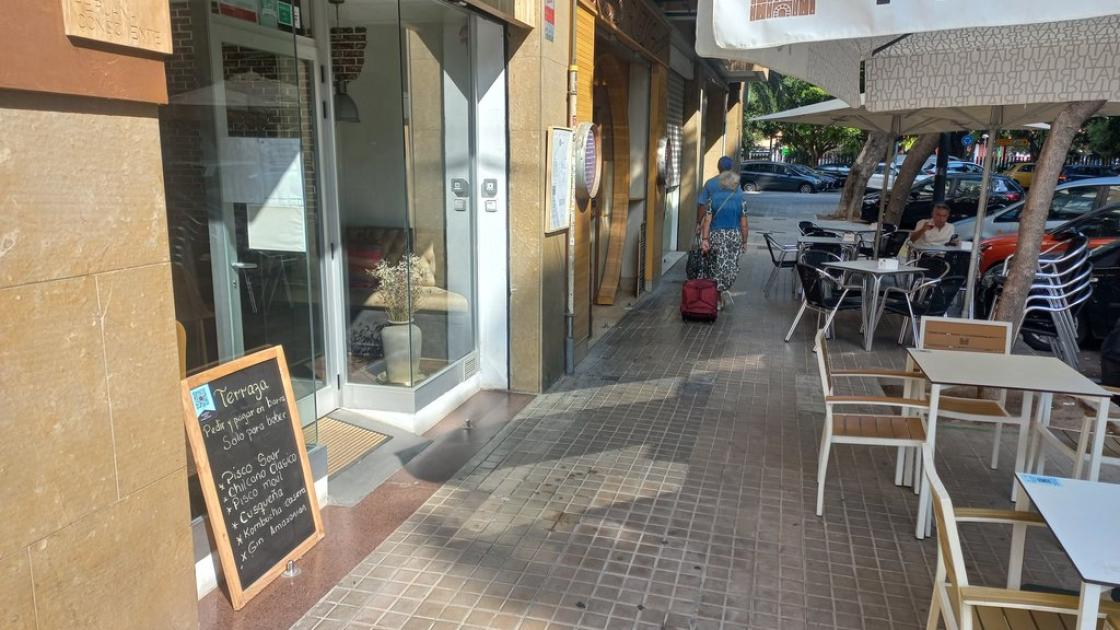 Recorrido de aproximación amplio y libre de obstáculos en línea de fachada.