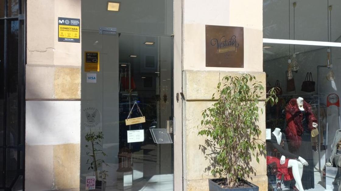 Establecimiento reconocible desde el exterior, con rótulo en fachada.