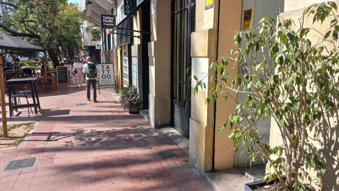 Recorrido de aproximación amplio y libre de obstáculos.