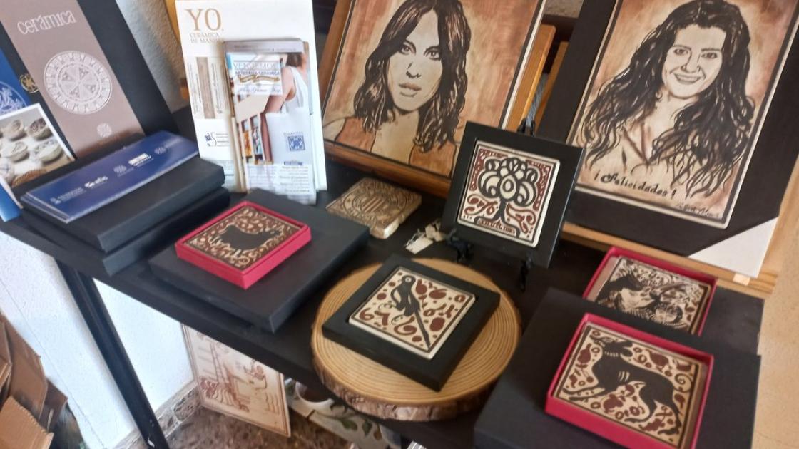 Vitrines expositives a una alçada adequada amb visibilitat de la totalitat dels articles exposats.