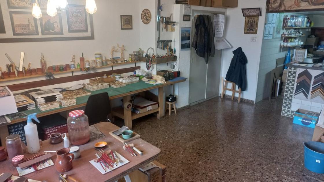Il·luminació homogènia i sense zones d'ombra ni elements que emetin reflexos o destells.