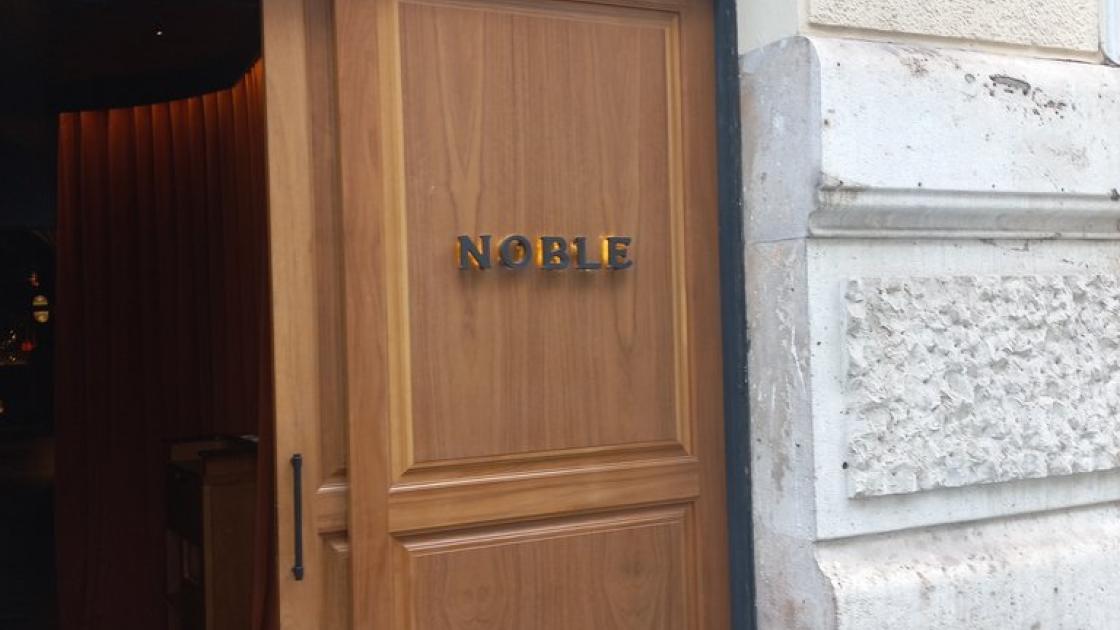 Establiment reconeixible des de l'exterior amb rètol a la façana.