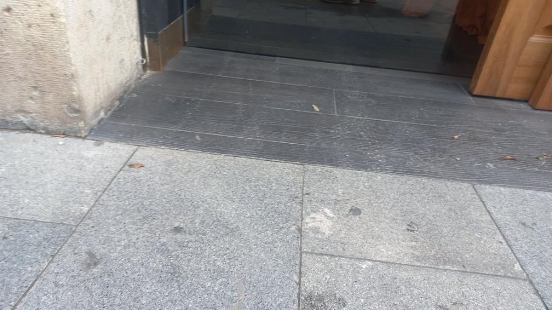 Accés principal pla i lliure d'obstacles. Amb porta automàtica i vinils per a identificació de vidres.