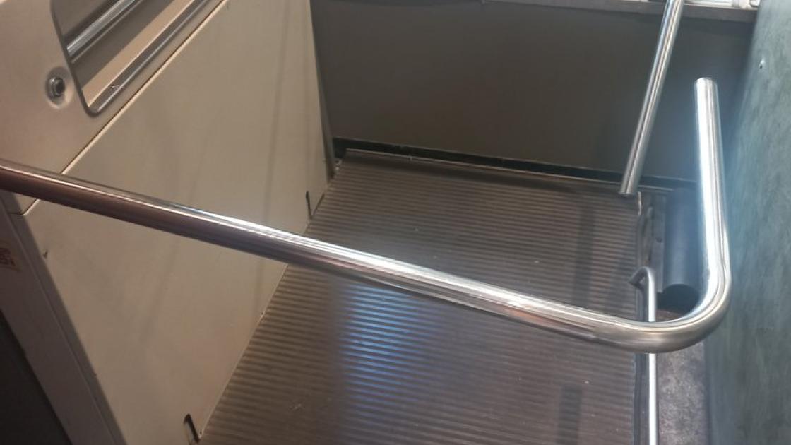 Elevador com a solució tècnica per salvar diferència de cota en accés principal.