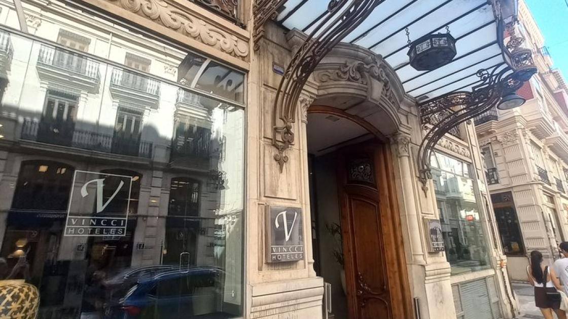 Establiment reconeixible des de l'exterior amb rètol a la façana.