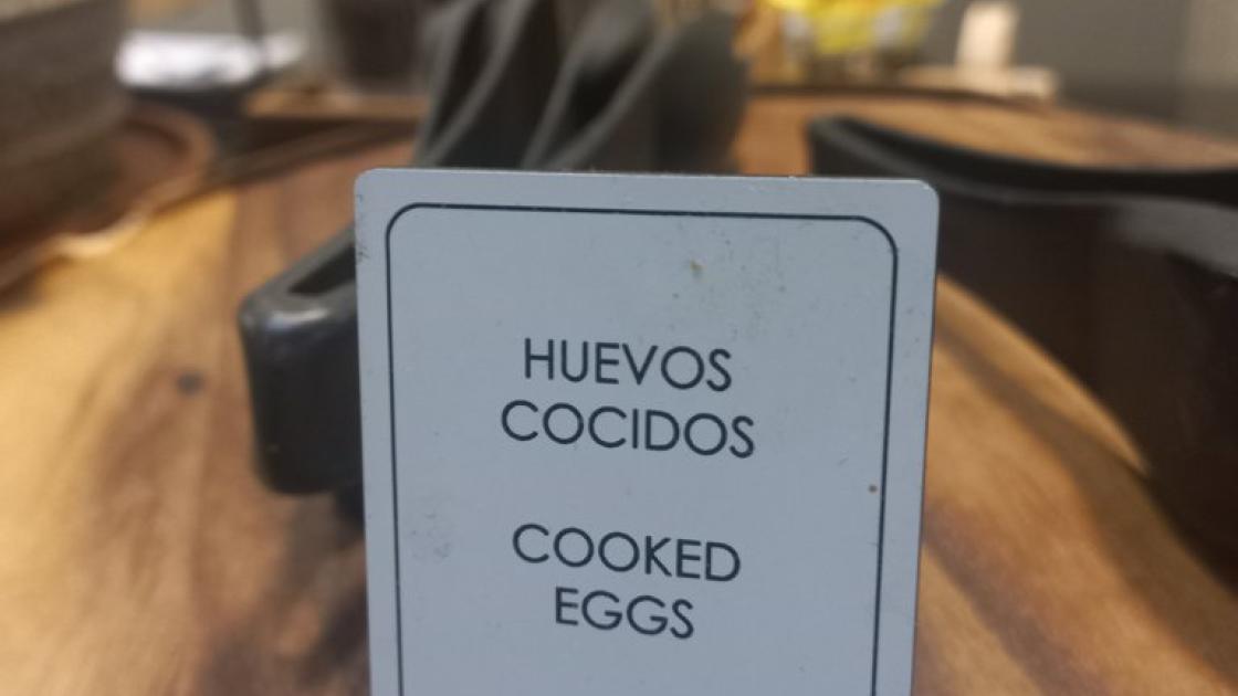 Informació en cartelleria a gran mida i contrastada respecte al color de fons.