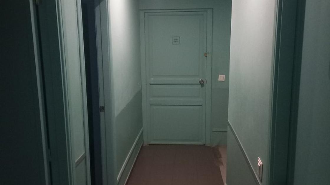 Homogeneous lighting without shadow areas or elements that emit reflections or flashes.