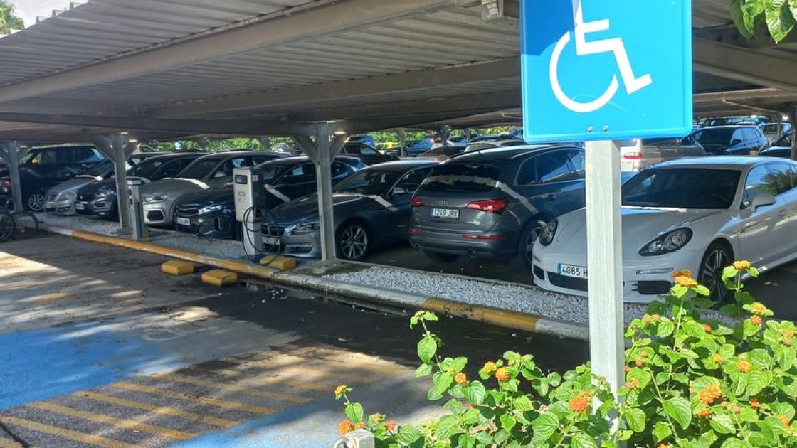 Zona de aparcamiento reservada a PMR.