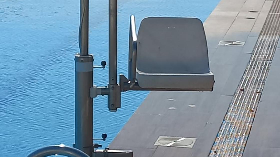 Silla hidráulica para acceso a piscina.