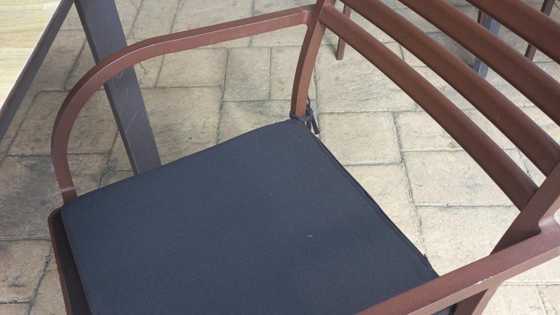 Sillas con diseño ergonómico. Equipadas de reposabrazos y respaldo.